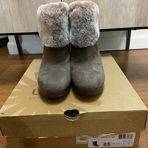 UGG WOMENS DANDYLION SIZE 8.5